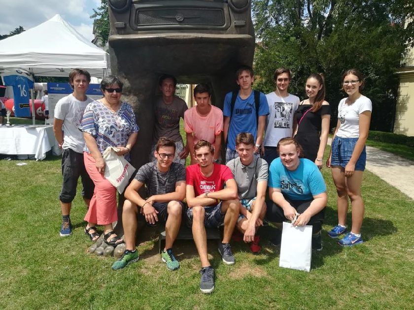 Studenti gymnÃ¡zia u pomnÃ­ku na zahradÄ› nÄ›meckÃ©ho velvyslanectvÃ­