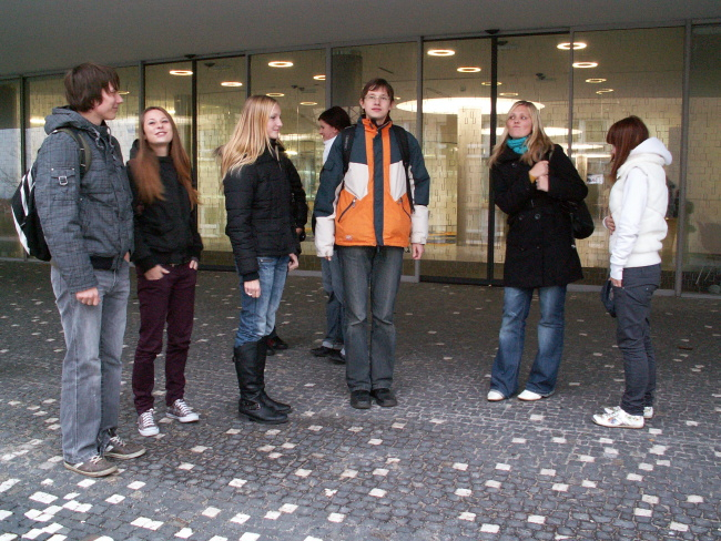 Ãšstav molekulÃ¡rnÃ­ genetiky 2009. ÃšÄastnÃ­ci pÅ™ed budovou.